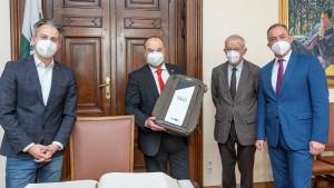 SOLIDARNOST GRAZA S HRVATSKOM: Veleposlanik Glunčić simbolično preuzeo donaciju od 15.000 eura za nastradale u Banovini Daniel Glunčić u Grazu / Foto: Fenix (HVB)