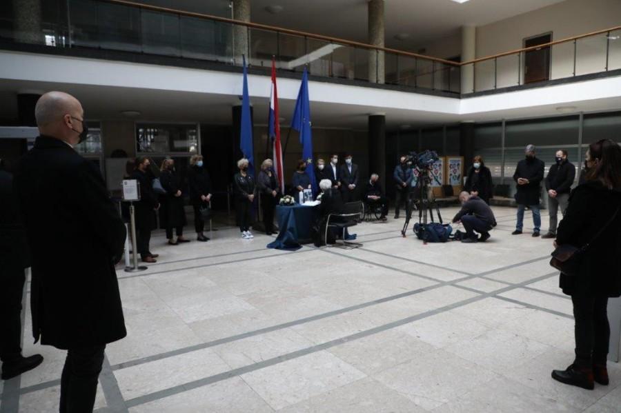 Građani Zagreba, prijetelji i poznanici se opraštaju od gradonačelnika Zagreba Milana Bandića Oproštaj od gradonačelnika Milana Bandića / Foto: Hina Hina