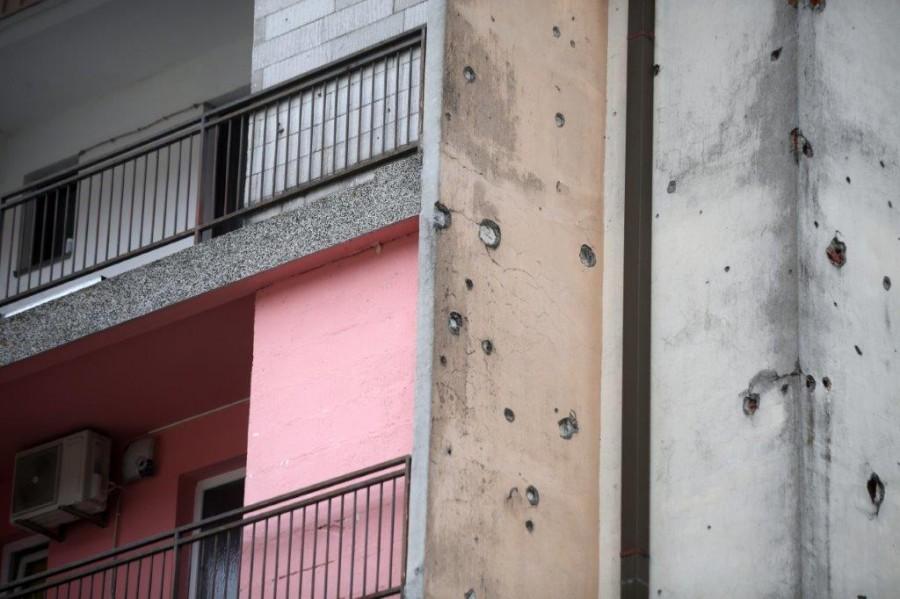 Rupe od metaka na zidovima kuca u Hrvatskoj Kostajnici / Foto: Hina