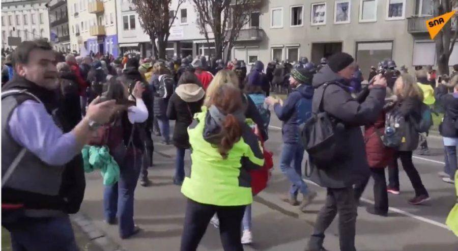 SUKOBI POLICIJE I PROSVJEDNIKA U KASSELU: Više tisuća prosvjednika prosvjedovalo protiv mjera ograničenja
