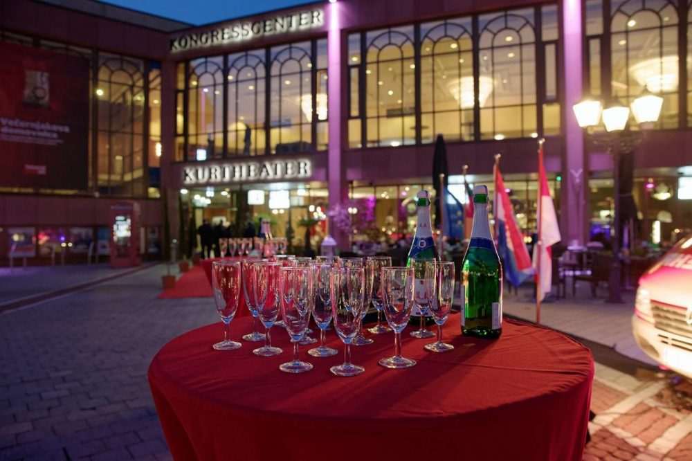 Šampanjac i crveni tepih na ulazu u Kurhaus u Bad Homburgu za Domovnicu / Foto: Fenix (SIM)