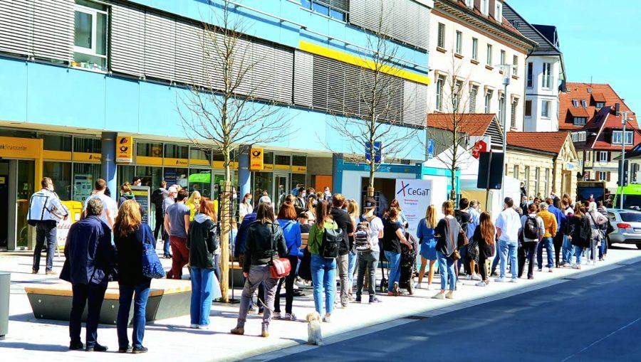 (FOTO) JAVNI ŽIVOT PONOVNO OTVOREN: Stanovnici u jednom njemačkom gradu odlaze u restorane, kafiće, uživaju u druženju...