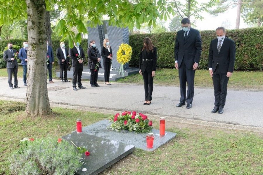 ZA OBLJETNICU SMRTI SVOG PRVOG PREDSJEDNIKA: Izaslanstvo SDP obilježilo obljetnicu smrti Ivice Račana