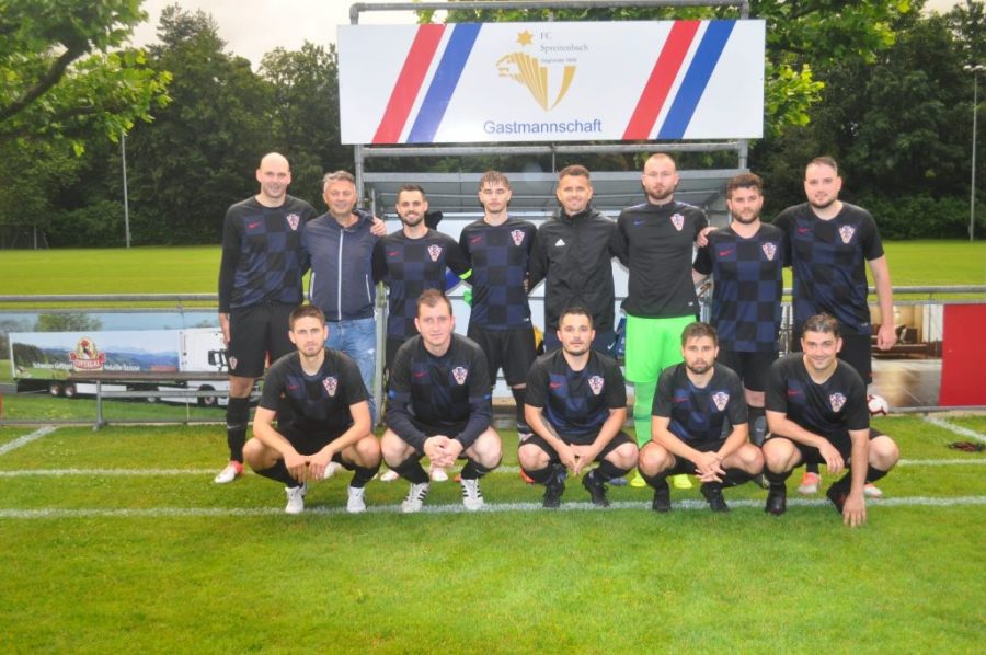 PRIJATELJSKI RASTANAK: Vrataru Giulianu Škari dres s potpisima suigrača iz Croatije Zürich Giuliano Skara vratar