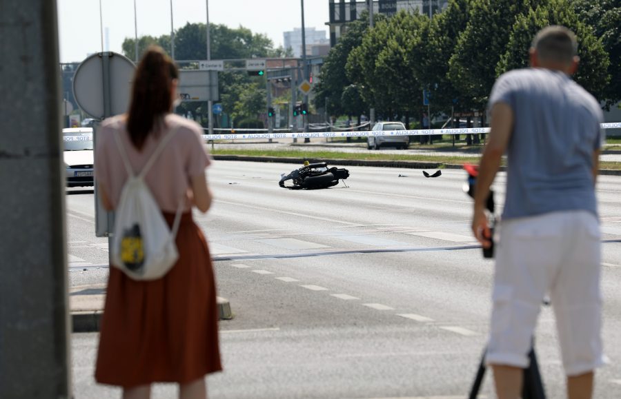 NAKON TEŠKE PROMETNE NESREĆE: Poginulom motociklistu i biciklistu građani odavali počast i upalili lampione Prometna motocikl