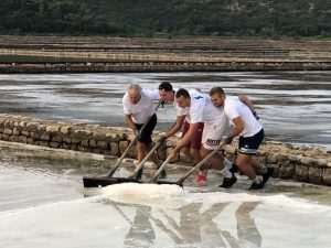 (FOTO I VIDEO) SPASILI 60 TONA SOLI: Rukometaši RKHM Dubrovnik odazvali se pozivu iz Stona za berbu soli