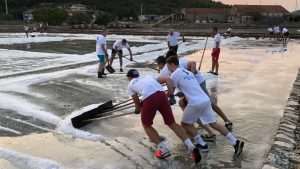 (FOTO I VIDEO) SPASILI 60 TONA SOLI: Rukometaši RKHM Dubrovnik odazvali se pozivu iz Stona za berbu soli