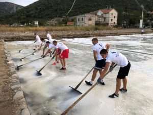 (FOTO I VIDEO) SPASILI 60 TONA SOLI: Rukometaši RKHM Dubrovnik odazvali se pozivu iz Stona za berbu soli