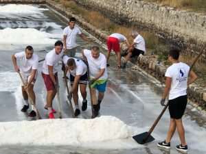 (FOTO I VIDEO) SPASILI 60 TONA SOLI: Rukometaši RKHM Dubrovnik odazvali se pozivu iz Stona za berbu soli