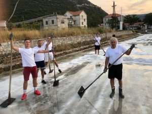(FOTO I VIDEO) SPASILI 60 TONA SOLI: Rukometaši RKHM Dubrovnik odazvali se pozivu iz Stona za berbu soli