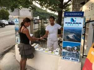 (FOTO I VIDEO) SPASILI 60 TONA SOLI: Rukometaši RKHM Dubrovnik odazvali se pozivu iz Stona za berbu soli