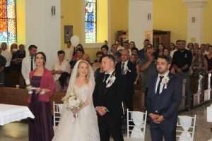 TRADICIONALNO A IPAK MODERNO: Hrvatsko-njemačko vjenčanje u najljepšoj crkvi na Buškom Blatu - po mladu došao na konju