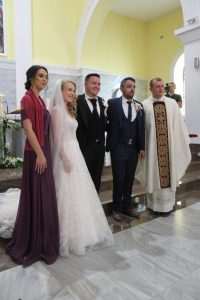 TRADICIONALNO A IPAK MODERNO: Hrvatsko-njemačko vjenčanje u najljepšoj crkvi na Buškom Blatu - po mladu došao na konju