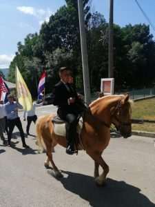 TRADICIONALNO A IPAK MODERNO: Hrvatsko-njemačko vjenčanje u najljepšoj crkvi na Buškom Blatu - po mladu došao na konju