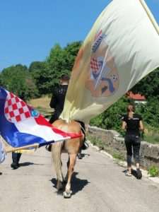 TRADICIONALNO A IPAK MODERNO: Hrvatsko-njemačko vjenčanje u najljepšoj crkvi na Buškom Blatu - po mladu došao na konju