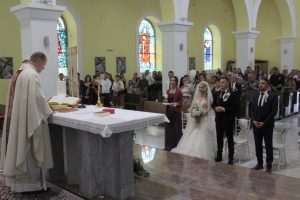 TRADICIONALNO A IPAK MODERNO: Hrvatsko-njemačko vjenčanje u najljepšoj crkvi na Buškom Blatu - po mladu došao na konju