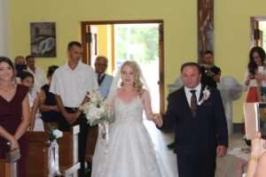 TRADICIONALNO A IPAK MODERNO: Hrvatsko-njemačko vjenčanje u najljepšoj crkvi na Buškom Blatu - po mladu došao na konju
