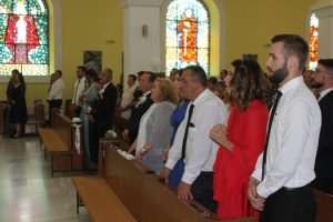 TRADICIONALNO A IPAK MODERNO: Hrvatsko-njemačko vjenčanje u najljepšoj crkvi na Buškom Blatu - po mladu došao na konju