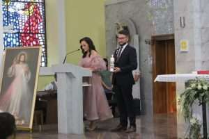 TRADICIONALNO A IPAK MODERNO: Hrvatsko-njemačko vjenčanje u najljepšoj crkvi na Buškom Blatu - po mladu došao na konju