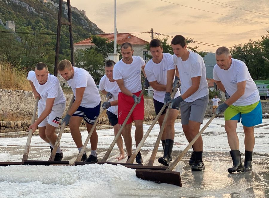 (FOTO I VIDEO) SPASILI 60 TONA SOLI: Rukometaši RKHM Dubrovnik odazvali se pozivu iz Stona za berbu soli