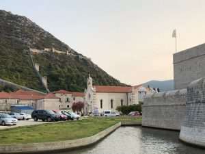 (FOTO I VIDEO) SPASILI 60 TONA SOLI: Rukometaši RKHM Dubrovnik odazvali se pozivu iz Stona za berbu soli