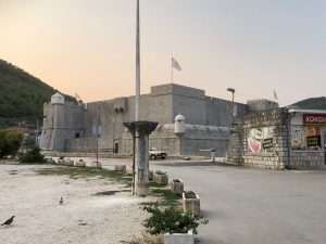 (FOTO I VIDEO) SPASILI 60 TONA SOLI: Rukometaši RKHM Dubrovnik odazvali se pozivu iz Stona za berbu soli