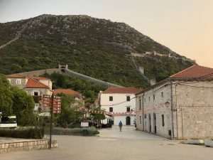 (FOTO I VIDEO) SPASILI 60 TONA SOLI: Rukometaši RKHM Dubrovnik odazvali se pozivu iz Stona za berbu soli