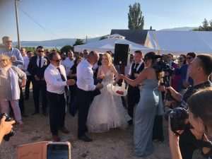 TRADICIONALNO A IPAK MODERNO: Hrvatsko-njemačko vjenčanje u najljepšoj crkvi na Buškom Blatu - po mladu došao na konju