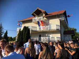TRADICIONALNO A IPAK MODERNO: Hrvatsko-njemačko vjenčanje u najljepšoj crkvi na Buškom Blatu - po mladu došao na konju