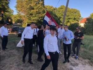 TRADICIONALNO A IPAK MODERNO: Hrvatsko-njemačko vjenčanje u najljepšoj crkvi na Buškom Blatu - po mladu došao na konju