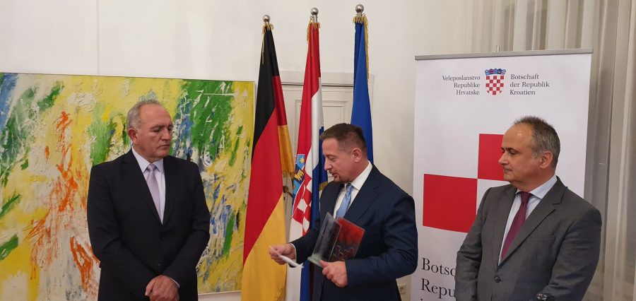DODJELA VEČERNJAKOVIH DOMOVNICA 2021. U BERLINU: Priznanja onima koji kroz svoj rad predstavljaju i Hrvatsku