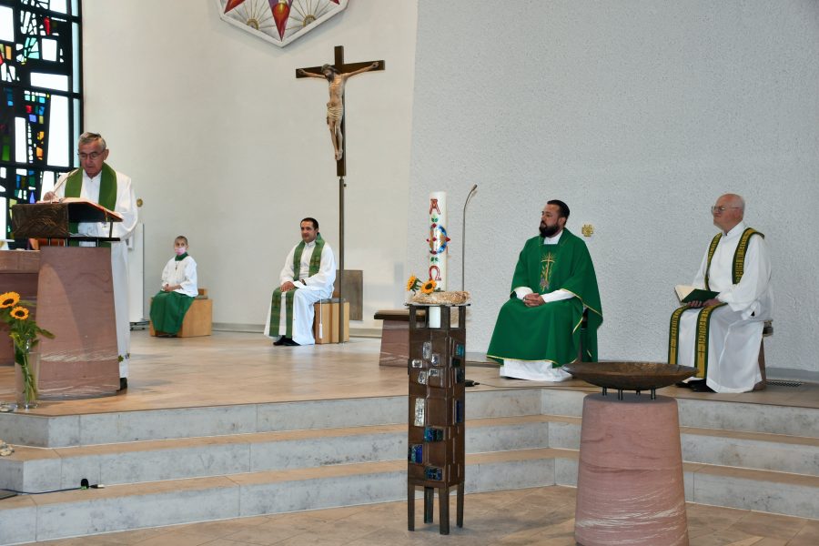 NA NEDJELJNIM MISNIM SLAVLJIMA: U službu uveden novi voditelj HKZ u Reutlingenu, Metzingenu i Tübingenu fra Andrija Župarić NA NEDJELJNIM MISNIM SLAVLJIMA: U službu uveden novi voditelj HKZ u Reutlingenu, Metzingenu i Tübingenu fra Andrija Župarić