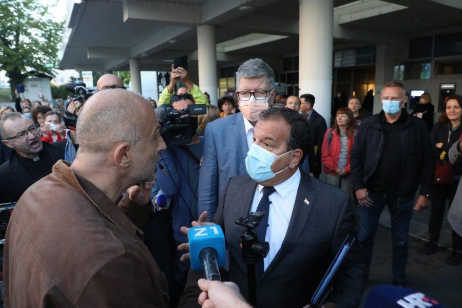 (FOTO I VIDEO) Ministra Beroša pred KBC-om Zagreb dočekali prosvjednici: Pustite nas da radimo!