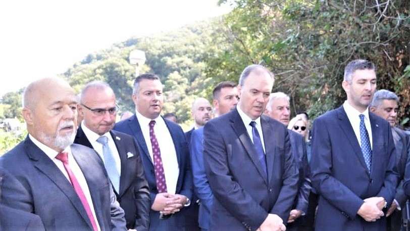 Ministri vanjskih poslova Hrvatske i Crne Gore položili vijence u Morinju i na simboličan način podsjetili da je kroz logor prošlo stotinu Hrvata