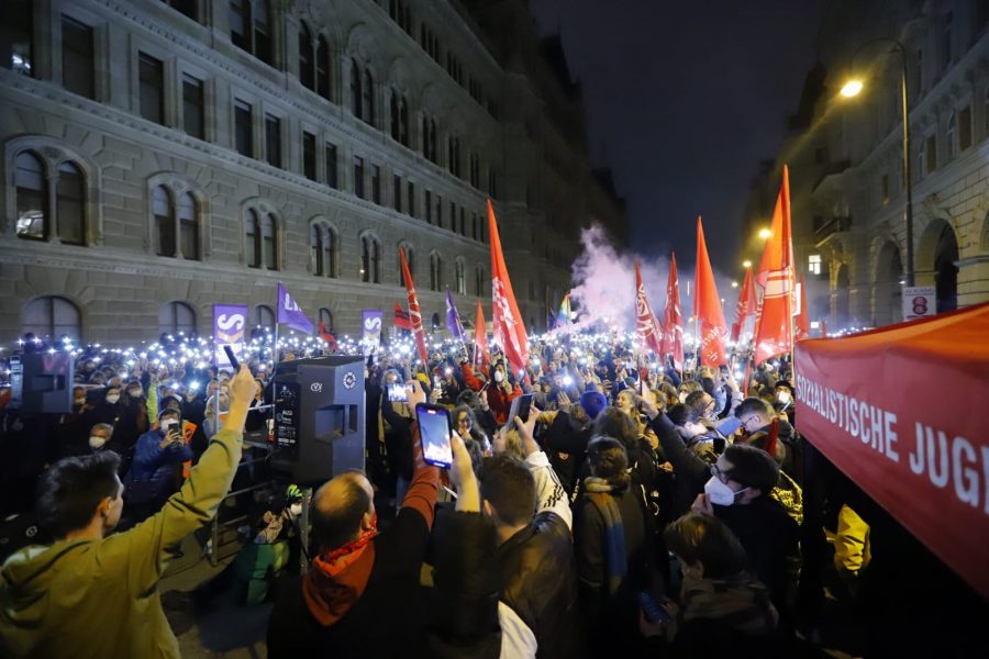 (VIDEO i FOTO) Više stotina ljudi na prosvjednima pred centralom „narodnjaka“ u Beču tražilo Kurzovu ostavku