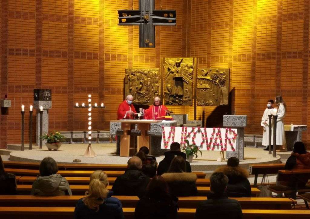 Predvodnik misnog slavlj fra Slavko Antunović uz koncelebraciju djakona Mladena Svobode / Foto: Fenix (M. Kuliš)
