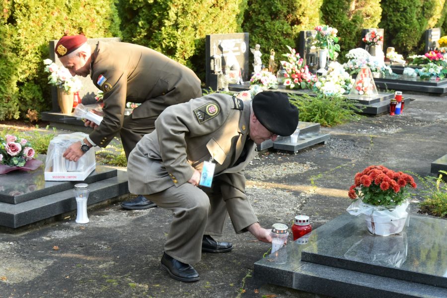 Vukovar groblje svijece