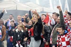 FOTO/ UNATOČO JAKOJ KIŠI: Tisuće navijača u povorci od Rive do Poljuda
