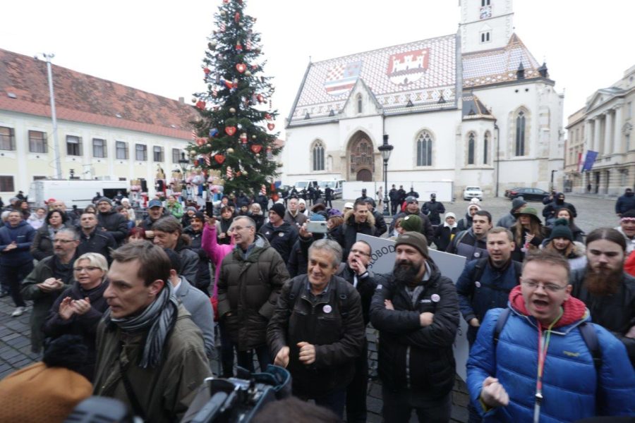 PROSVJED U ZAGREBU: Na Markov trgu prosvjed "Bedem ljubavi 2" protiv izmjena Zakona o zaštiti pučanstva od zaraznih bolesti PROSVJED U ZAGREBU: Na Markov trgu prosvjed "Bedem ljubavi 2" protiv izmjena Zakona o zaštiti pučanstva od zaraznih bolesti