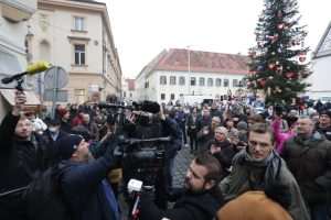 PROSVJED U ZAGREBU: Na Markov trgu prosvjed "Bedem ljubavi 2" protiv izmjena Zakona o zaštiti pučanstva od zaraznih bolesti PROSVJED U ZAGREBU: Na Markov trgu prosvjed "Bedem ljubavi 2" protiv izmjena Zakona o zaštiti pučanstva od zaraznih bolesti