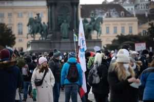(FOTO) TRAŽENA “SLOBODA, PRAVA I DEMOKRACIJA”: Prosvjedi protiv obveznog cijepljenja u Beču i cijeloj Austriji. Pozdrav antivaksera iz Beča “prijateljima” u Hrvatskoj, Njemačkoj i Gračkoj