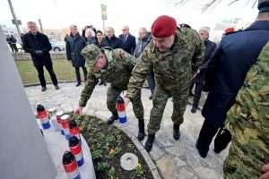 (FOTO) ODAVANJE POČASTI: Mimohodom i polaganjem vijenaca obilježena 29. godišnjica VRO "Maslenica" (FOTO) ODAVANJE POČASTI: Mimohodom i polaganjem vijenaca obilježena 29. godišnjica VRO "Maslenica"
