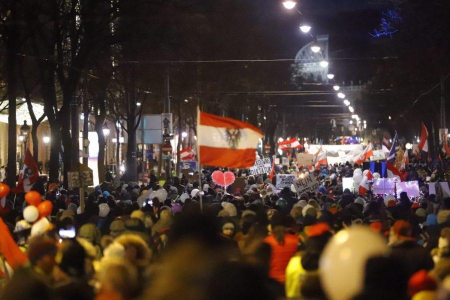HRVATSKA ZASTAVA NA PROSVJEDU U BEČU: Probijena policijska blokada, došlo do uhićenja, korišten suzavac..