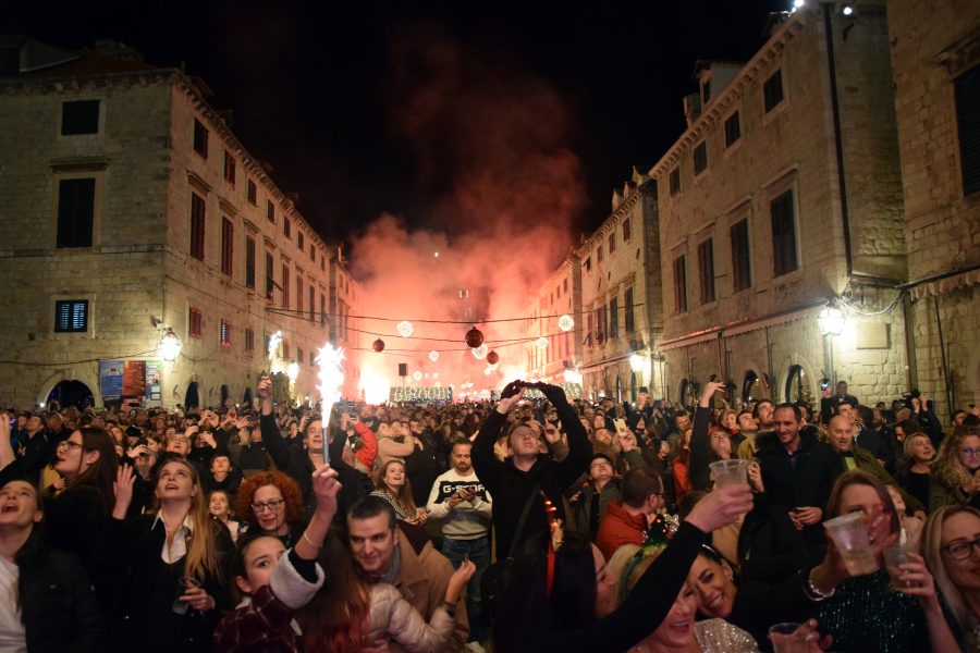DOČEK NOVE GODINE: Pogledajte kako je izgledalo u Zagrebu, Dubrovniku, Osijeku, Zadru, Splitu, Rijeci, Mostaru...