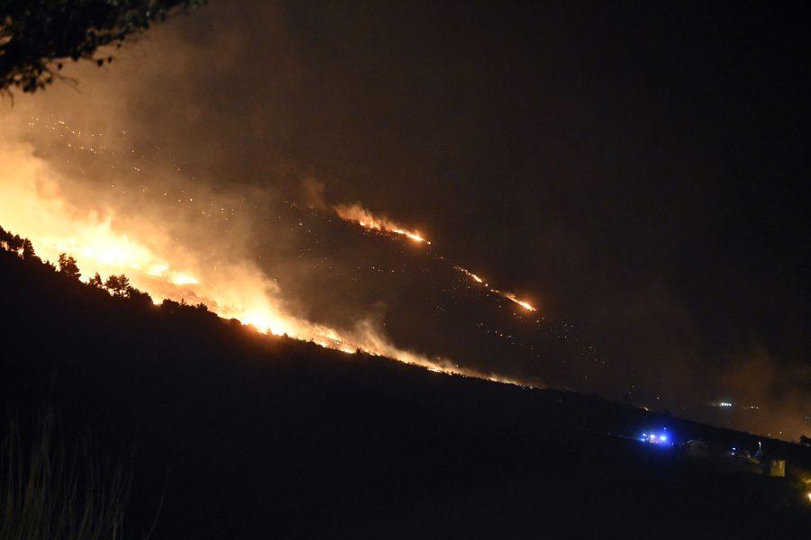 PONOVNO SE RASPLAMSAVA POŽAR U LOKVI ROGOZNICI: Na terenu je oko 100 vatrogasaca