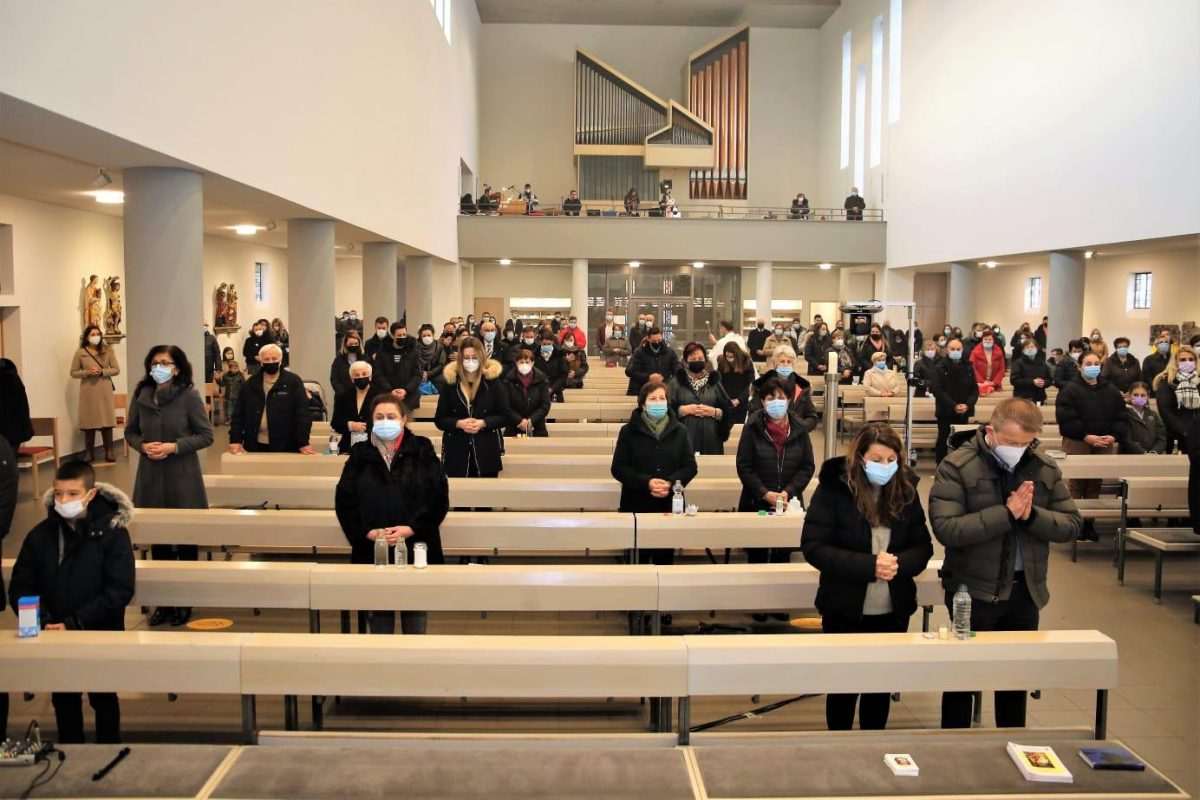 (FOTO) NA SVETIM MISAMA U STUTTGARTU: Hrvati proslavili blagdan Sveta tri kralja (FOTO) NA SVETIM MISAMA U STUTTGARTU: Hrvati proslavili blagdan Sveta tri kralja