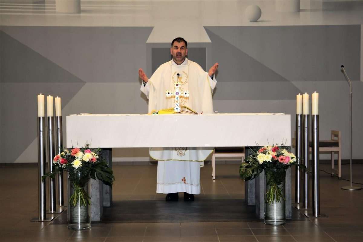 (FOTO) NA SVETIM MISAMA U STUTTGARTU: Hrvati proslavili blagdan Sveta tri kralja (FOTO) NA SVETIM MISAMA U STUTTGARTU: Hrvati proslavili blagdan Sveta tri kralja