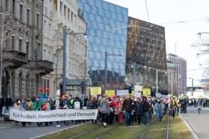 (FOTO) FREIBURG: Više od 3.000 ljudi na prosvjedu protiv korona mjera - istodobno održan i protuprosvjed