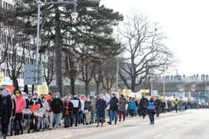 (FOTO) FREIBURG: Više od 3.000 ljudi na prosvjedu protiv korona mjera - istodobno održan i protuprosvjed