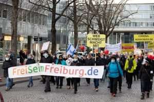 (FOTO) FREIBURG: Više od 3.000 ljudi na prosvjedu protiv korona mjera - istodobno održan i protuprosvjed